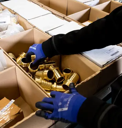 Lådor med olika produkter i som plockas. Bilden illustrerar hur man kan öka plockhastigheten på varor och på så sätt optimera lagret.